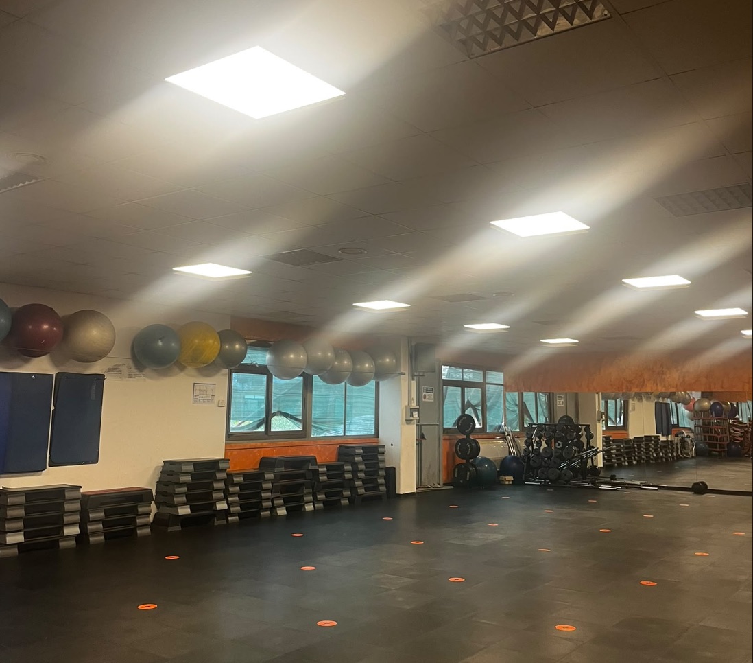 Sala corsi per allenamento funzionale e di gruppo della palestra New Life, con step, fitball e pesi